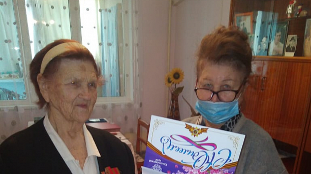 Общественники Западного округа поздравили с 90-летием ветерана труда