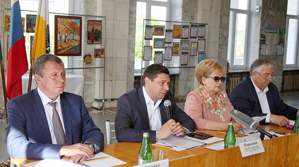 В школе пос. Лорис Краснодара сделают площадку для парковки школьных автобусов и отремонтируют спортзал