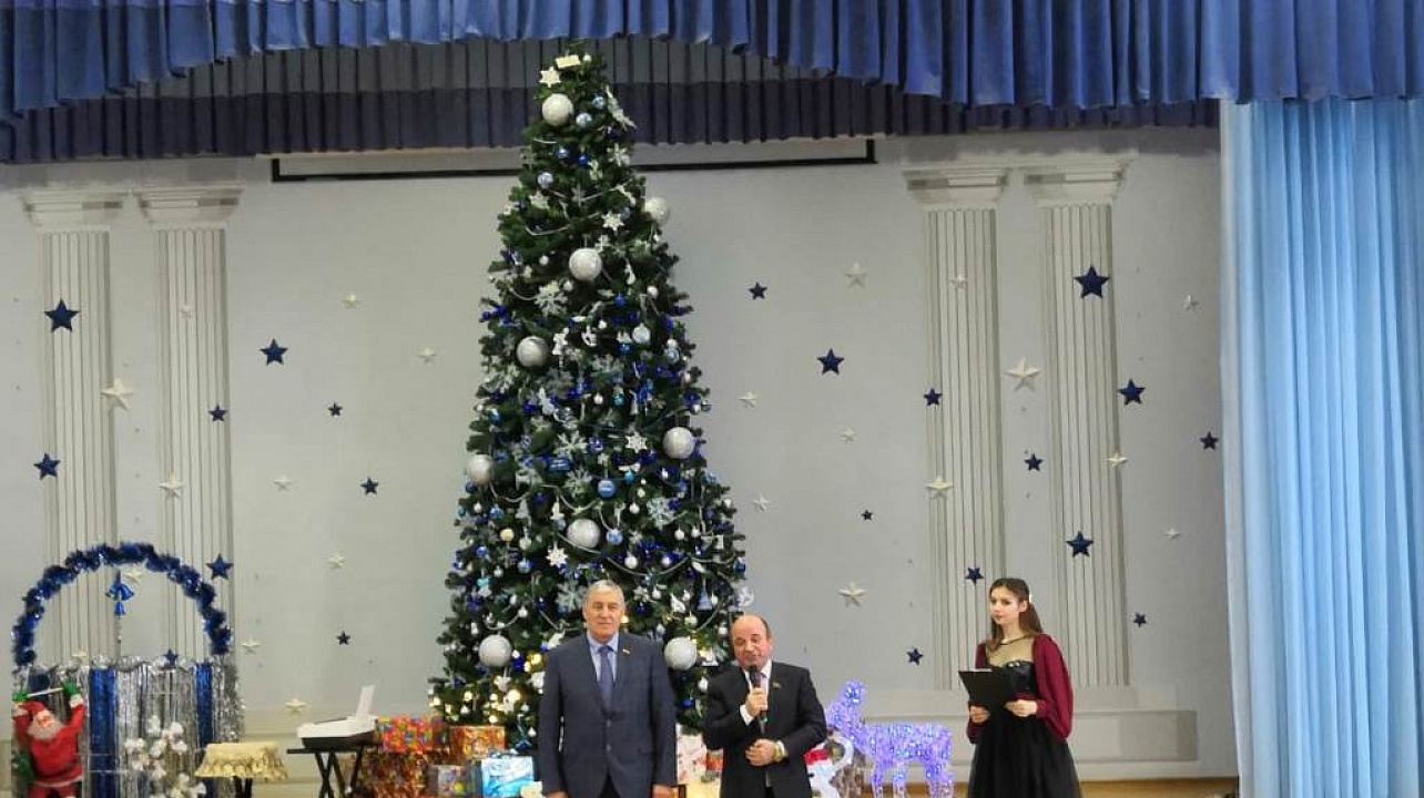 В школе № 101 прошел новогодний концерт