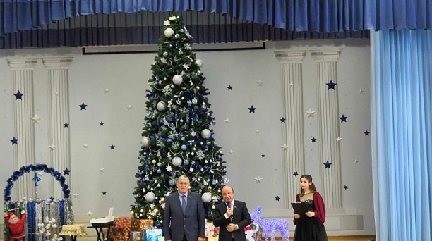 В школе № 101 прошел новогодний концерт