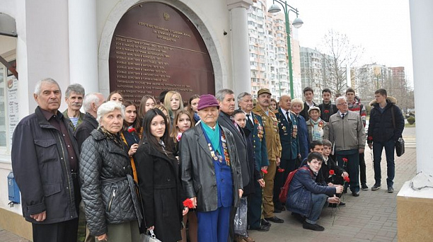 Учащиеся гимназии № 87 Западного округа вместе с ветеранами возложили цветы к памятнику погибшим за Отечество