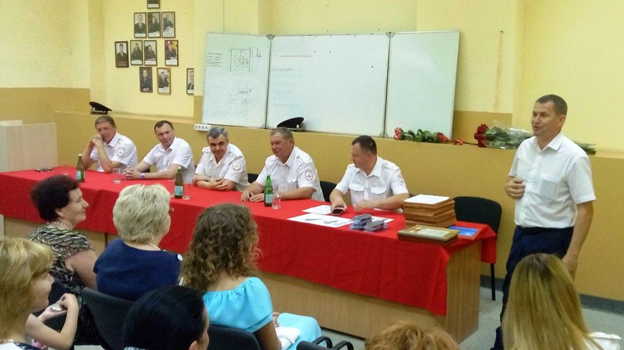 Администрация Западного округа поздравила с 81-годовщиной сотрудников ГИБДД