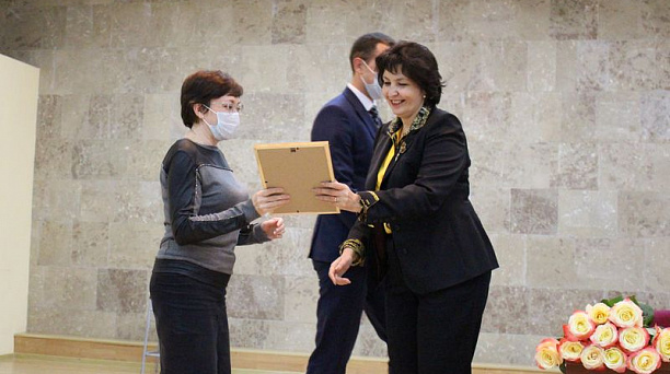 В Центральном округе поздравили работников налоговых органов с профессиональным праздником