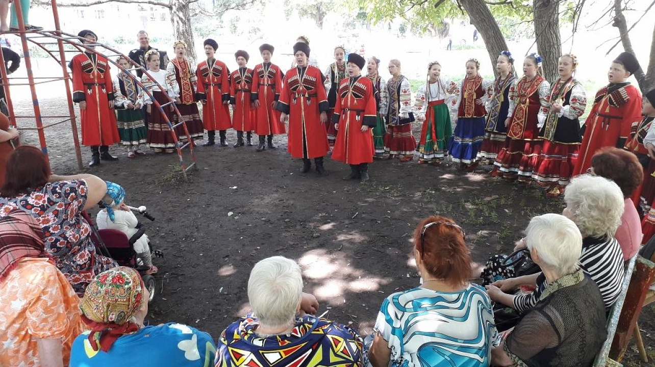 Образцовый ансамбль народной песни «Казачок» побывал с концертов в поселке Индустриальном