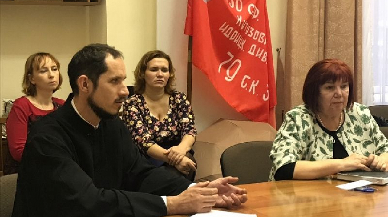 В Краснодаре состоялся установочный круглый стол в рамках проекта «Социально-правовое сопровождение семей с детьми-инвалидами «Синергия права».jpg
