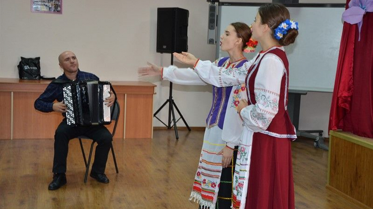 Творческое волонтерство: Ансамбль «Кубанские узоры» приехал в коррекционную школу Краснодара.jpg