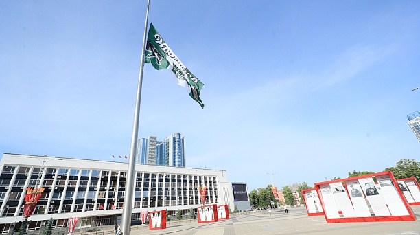 Над Главной городской площадью подняли флаг ФК «Краснодар» 