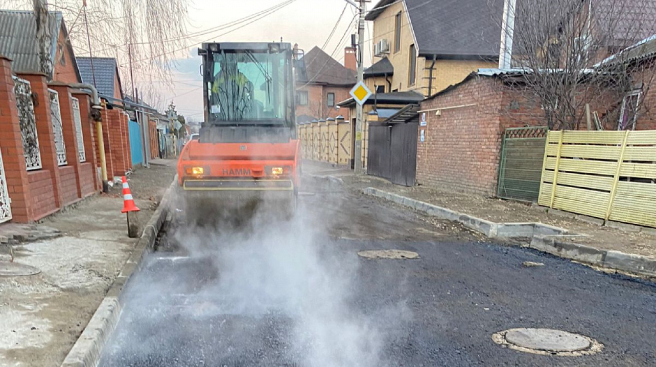 В Краснодаре обновляют дороги вблизи социально значимых объектов