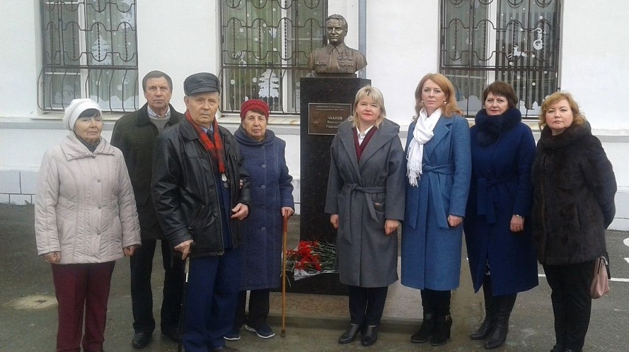 В школе № 39 Западного округа установили бюст Героя Советского Союза Валерия Чкалова