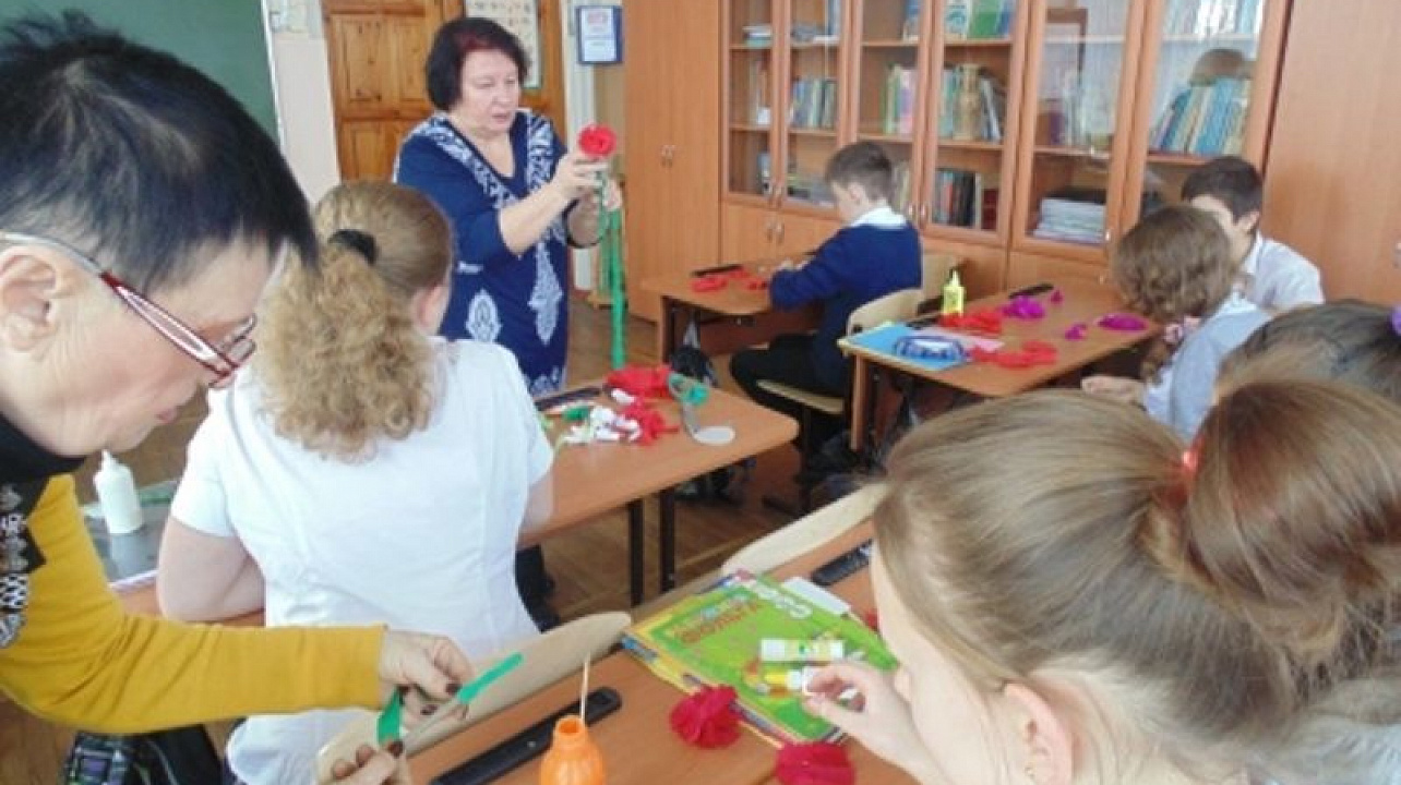 Учащиеся школы № 34 сделали сувениры для фронтовиков