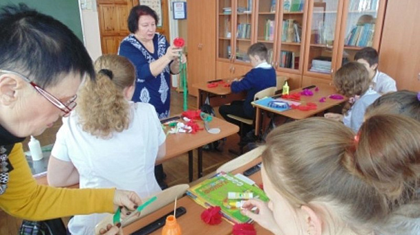 Учащиеся школы № 34 сделали сувениры для фронтовиков