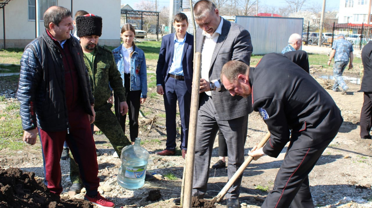 В Пашковском жилом массиве высадили дубовую аллею в честь 75-летия Победы и памяти погибших казаков