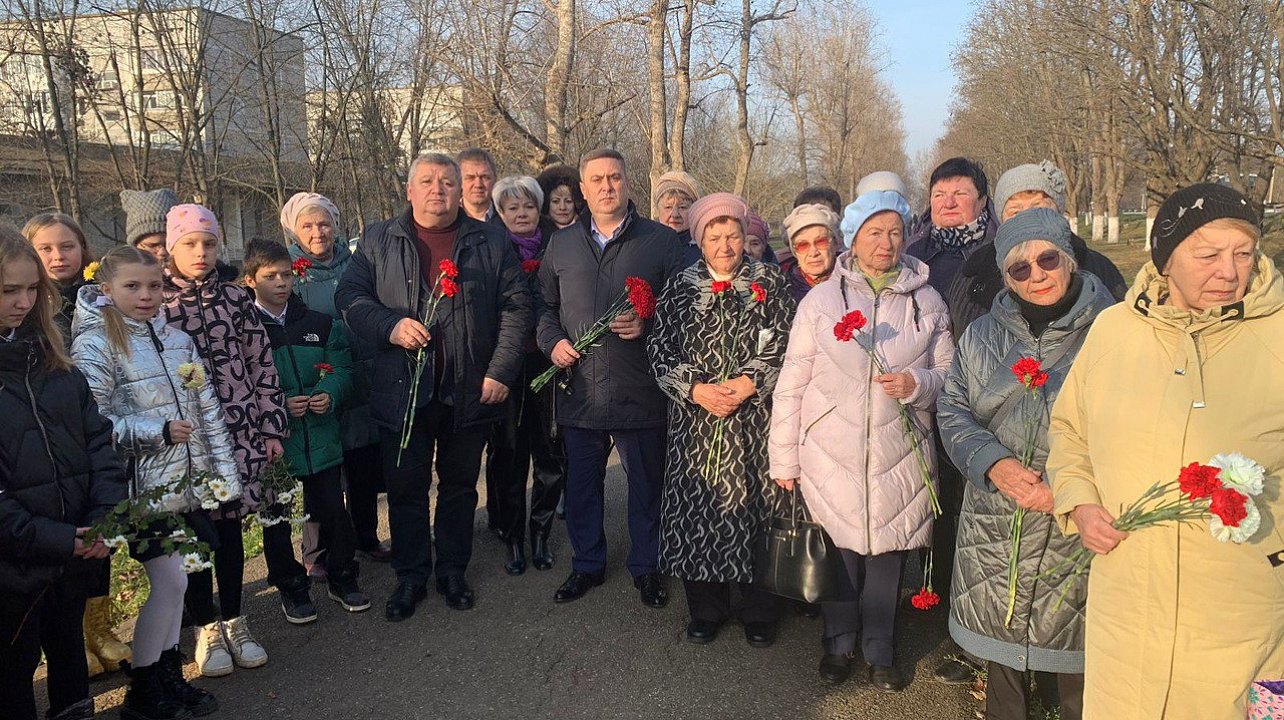 Сегодня у всех памятников и захоронений героев Великой Отечественной войны в Прикубанском округе прошли возложения цветов