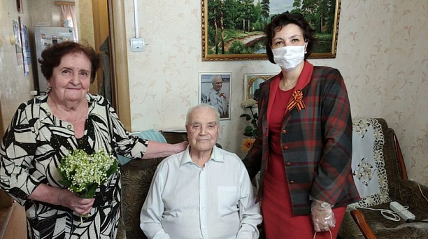 Глава администрации Центрального округа Елена Малова поздравила участника Великой Отечественной войны Николая Николаевича Давыдова