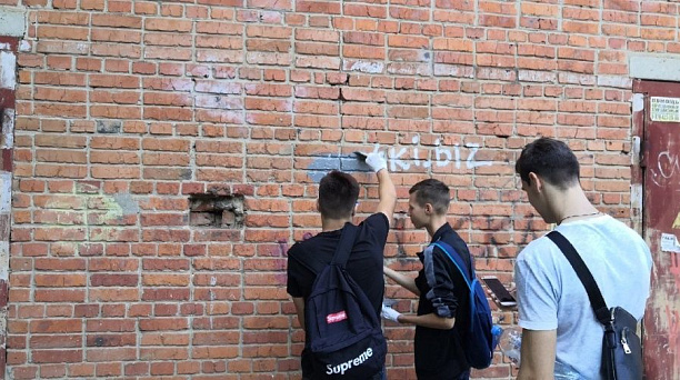 Молодежный совет Западного округа принимает участие в ликвидации уличной рекламы