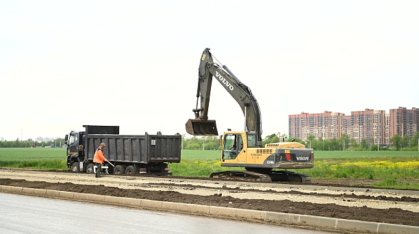 Евгений Наумов проконтролировал ход работ по строительству дорог и надземного пешеходного перехода в Новознаменском жилом районе 