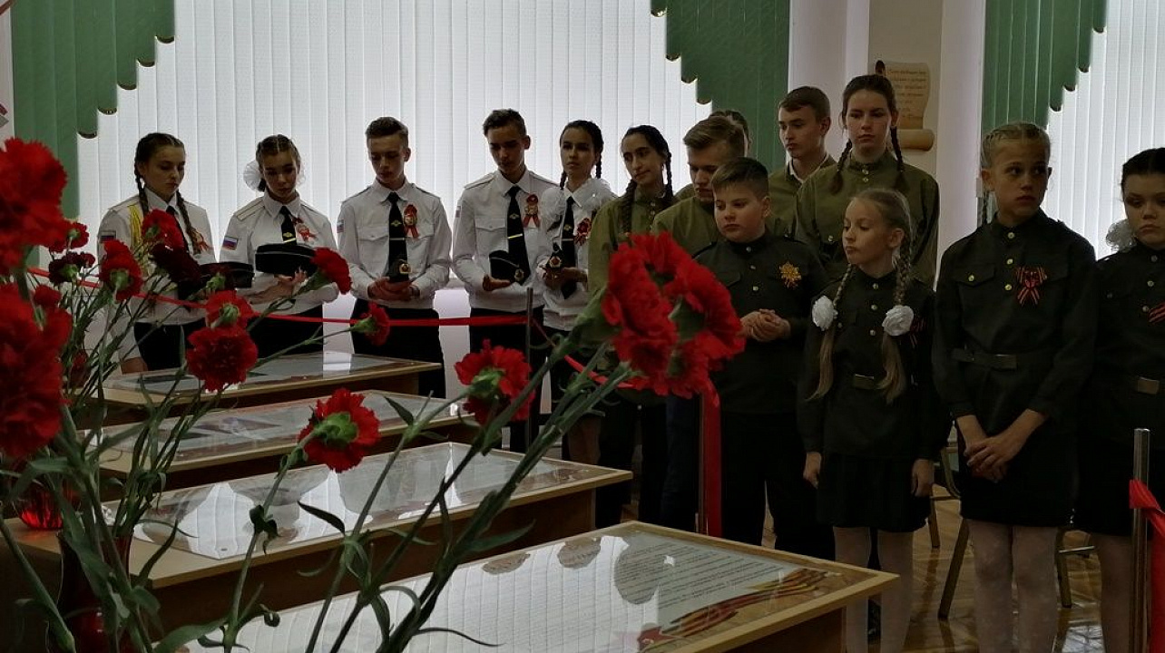 В школе № 101 состоялось торжественное открытие Парт Героев