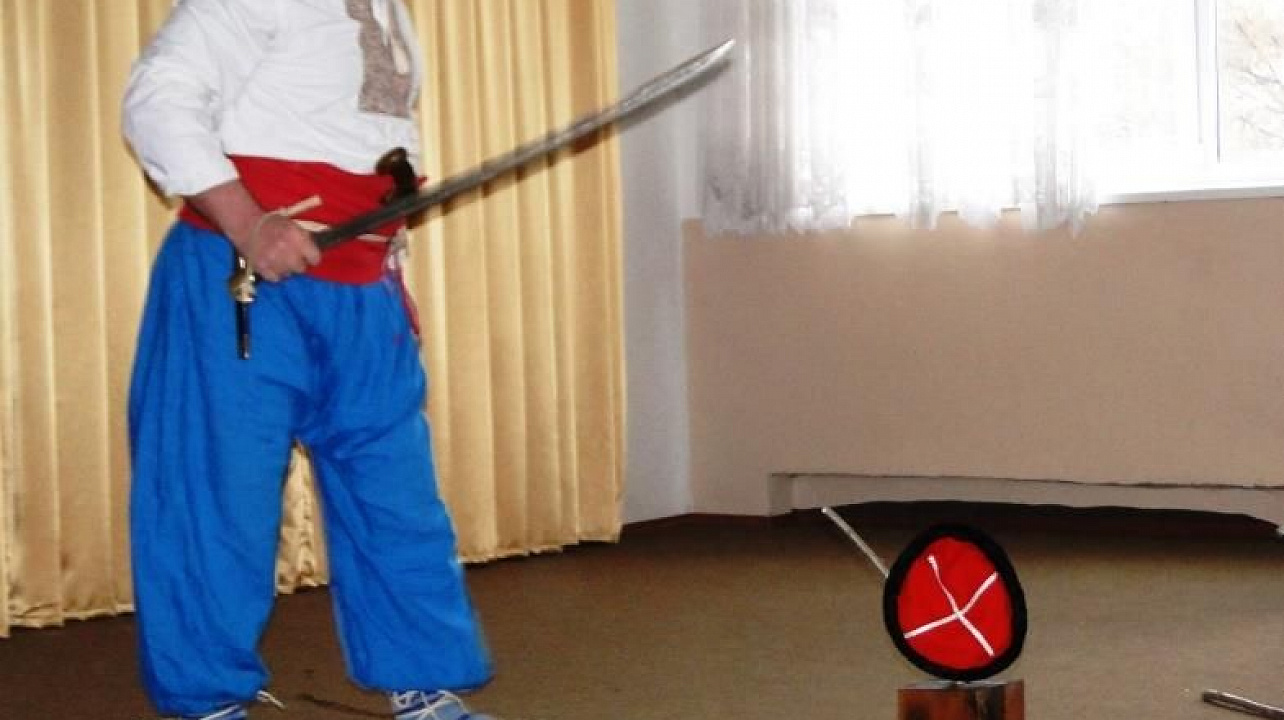 Учащимся школы №18 казаки продемонстрировали мастер-класс по рукопашному бою