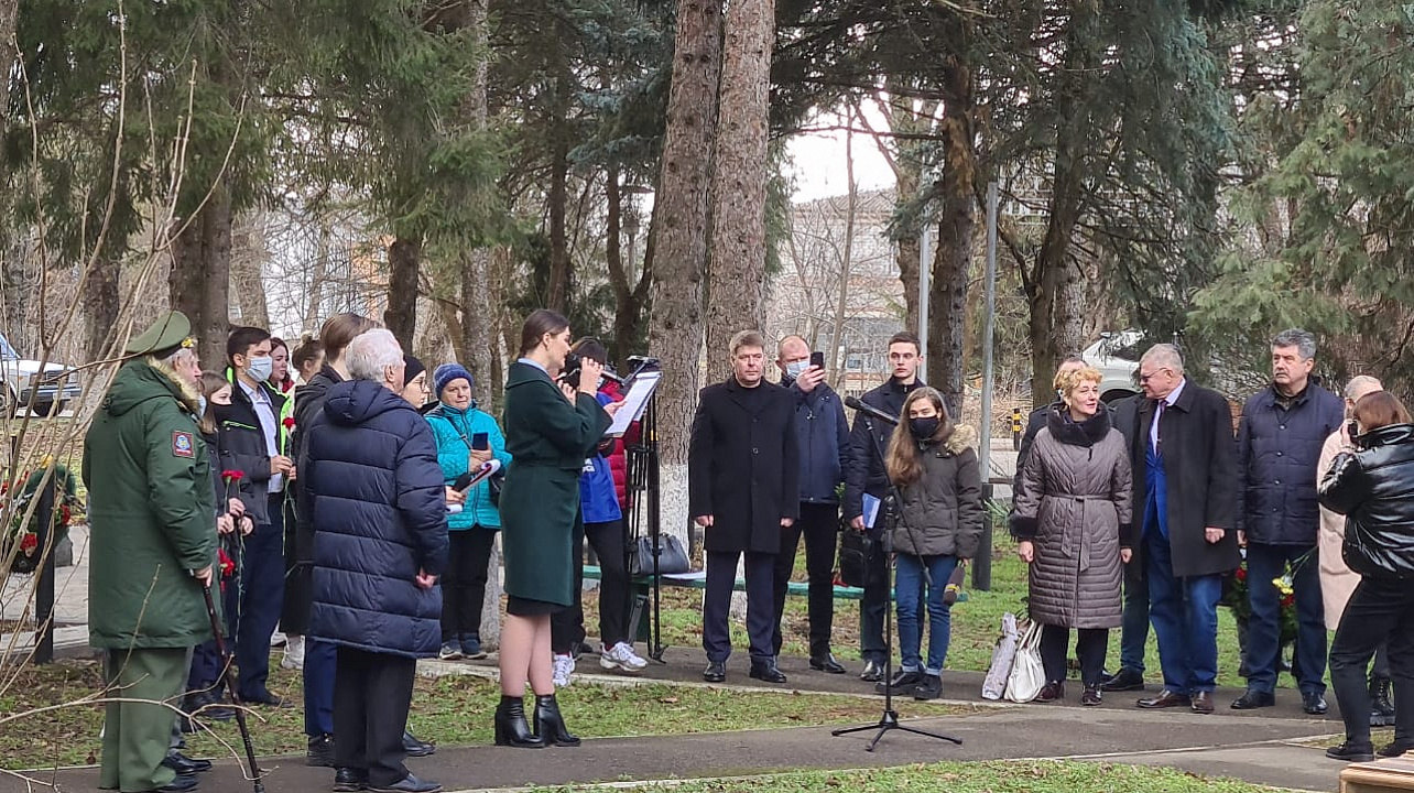 В сквере Памяти героев-танкистов в поселке Колосистом установлен бюст танковому асу Колобанову Зиновию