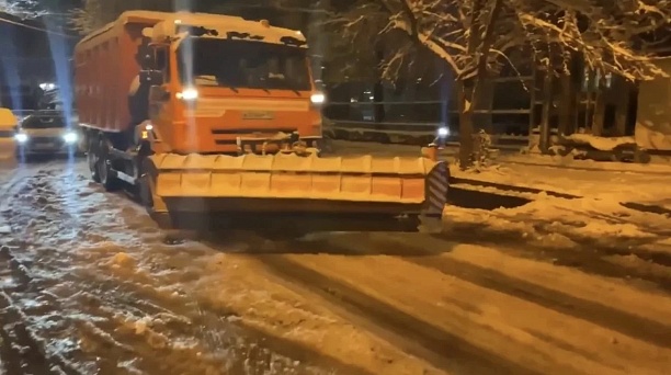 Евгений Наумов: За ночь в Краснодаре от гололёда обработали свыше 450 километров дорог