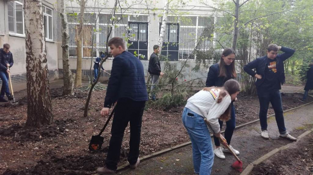 Школы и детские сады Западного округа приняли участие в городском субботнике