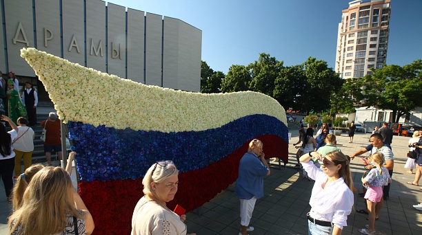 В День России краснодарцы создали флаг из 20 тысяч живых роз