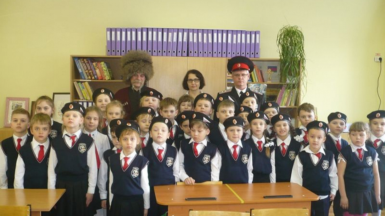 В гости к ребятам из лицея № 90 Западного округа пришел атаман Владимир Леуцкий