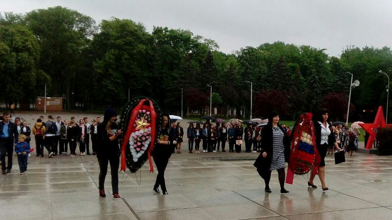 Сегодня ко всем мемориалам и памятным доскам Центрального округа возложили цветы