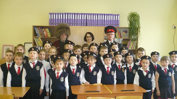 В гости к ребятам из лицея № 90 Западного округа пришел атаман Владимир Леуцкий