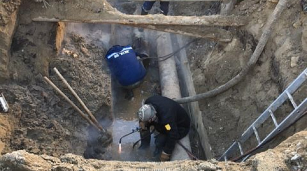 В Западном округе ведутся аварийные работы по ремонту трубопровода