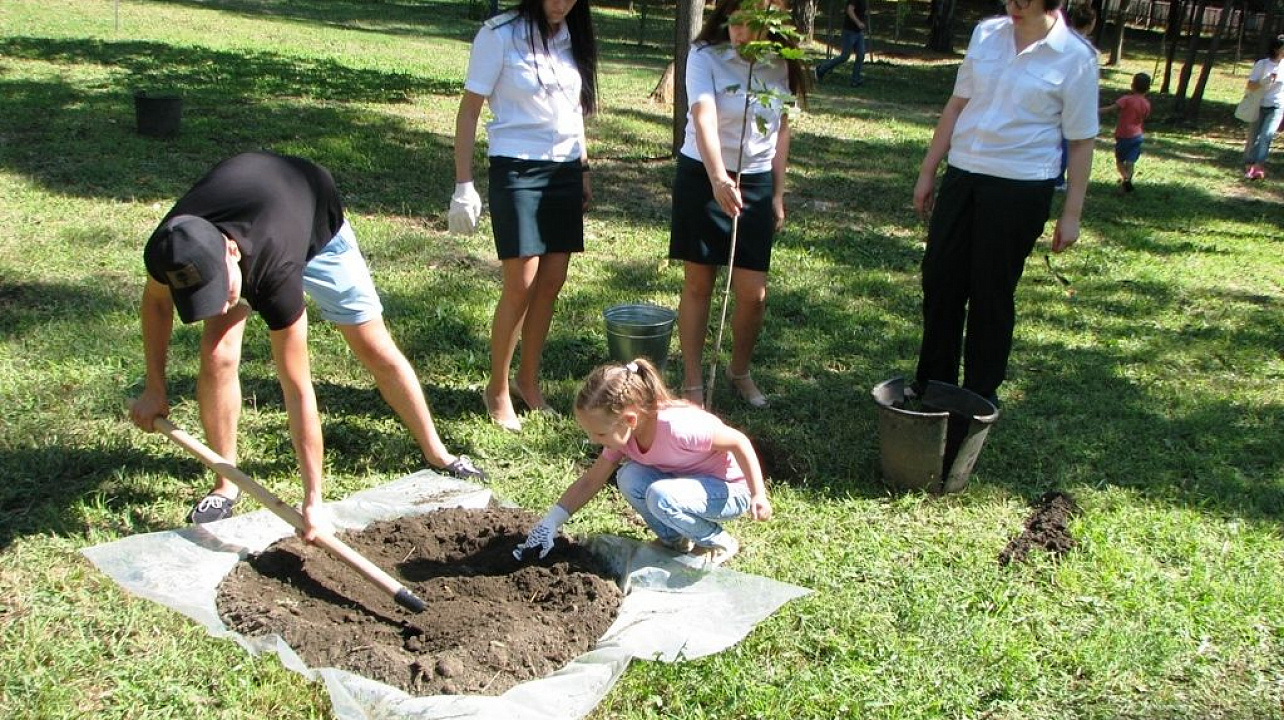 В Западном округе стартовало масштабное общероссийское мероприятие «Всероссийский экологический субботник «Зеленая Россия»