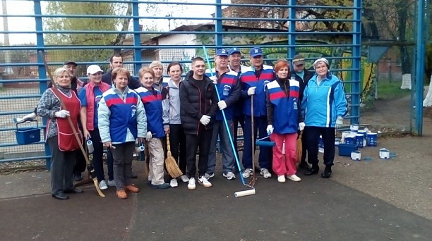Члены первичных ветеранских организаций Центрального округа принимают участие в субботниках