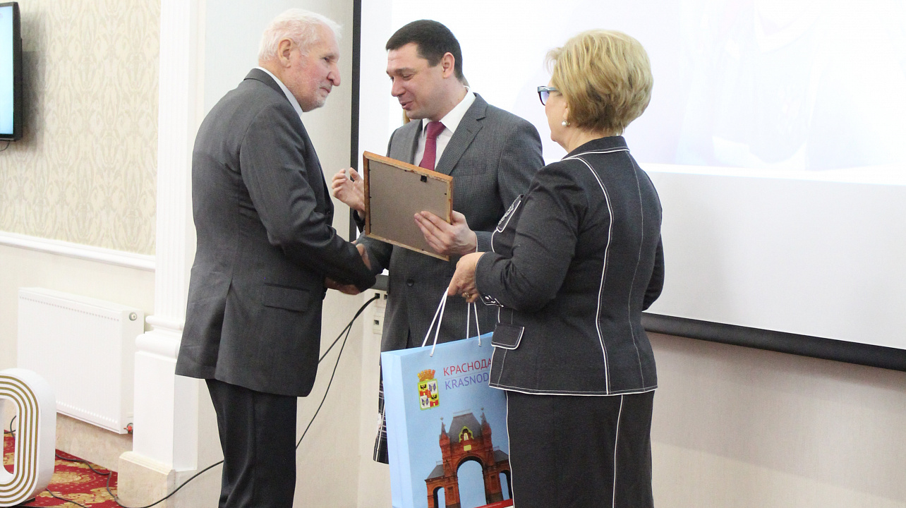 Спортивные итоги года подвели в Краснодаре. Атлетов и тренеров поблагодарил за достижения и поздравил с наступающим 2018 годом мэр Евгений Первышов. Часть 2.