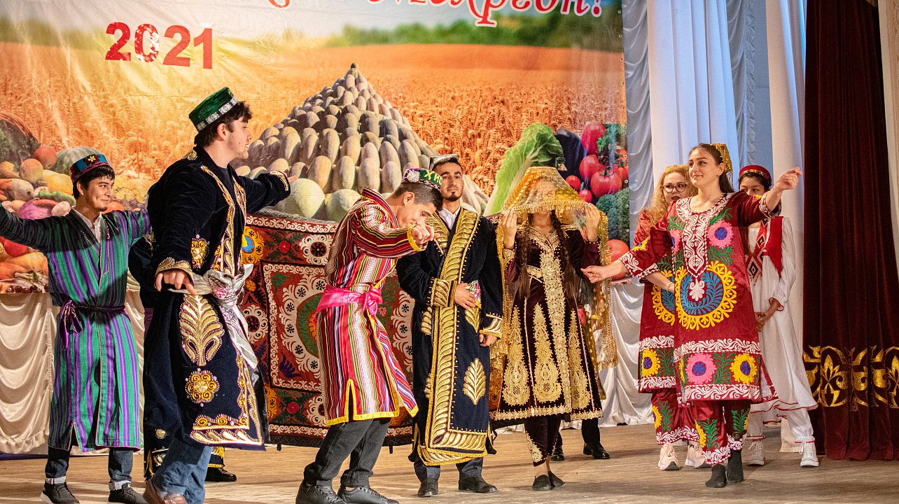 Таджики Краснодара отметили национальный праздник «Мехргон» (Урожай) (11).jpg