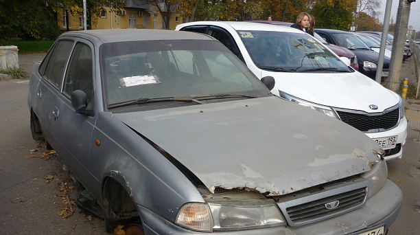 Улицу Центрального округа освободили от «железного призрака»: бесхозный Daewoo Nexia отправился на штрафстоянку 