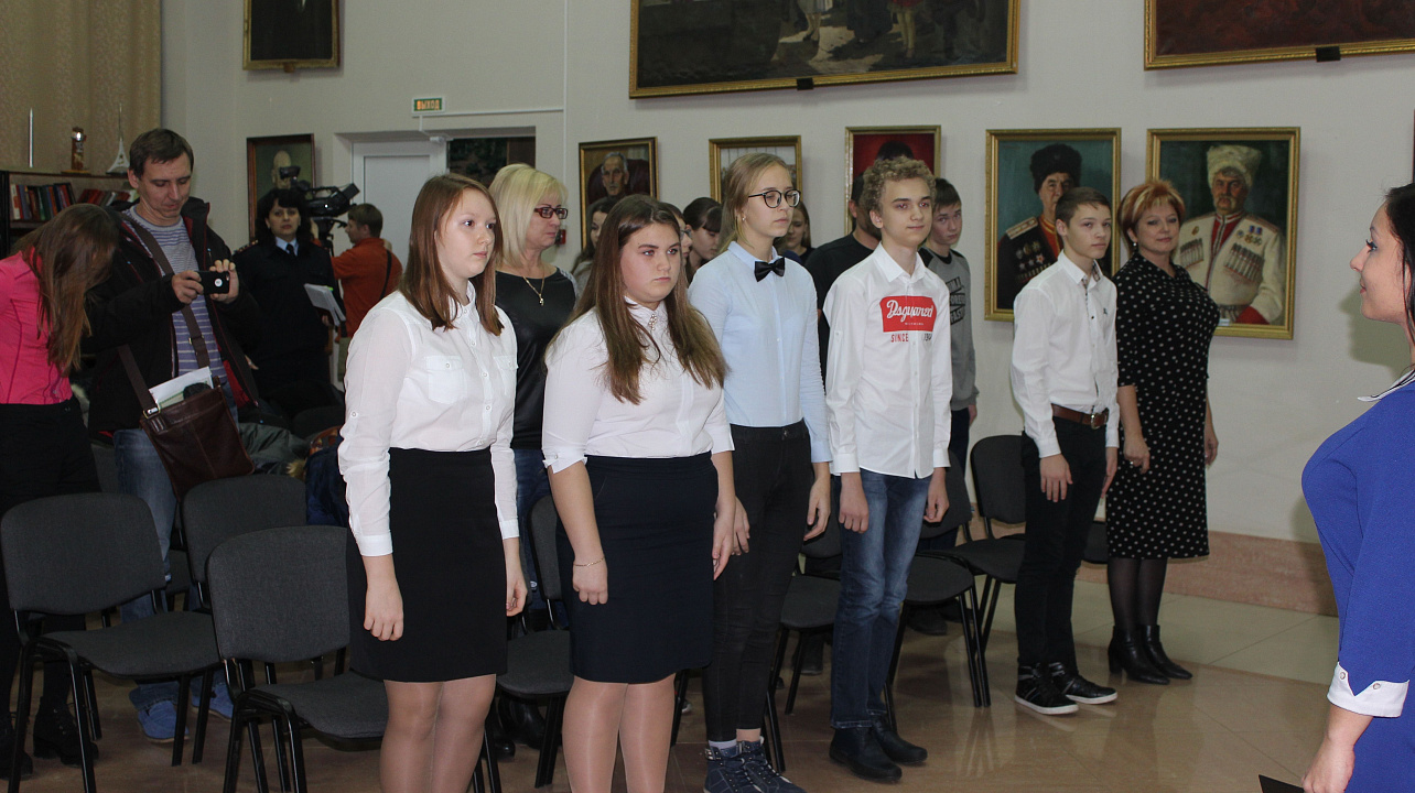 14-летним гражданам Западного округа торжественно вручили паспорта