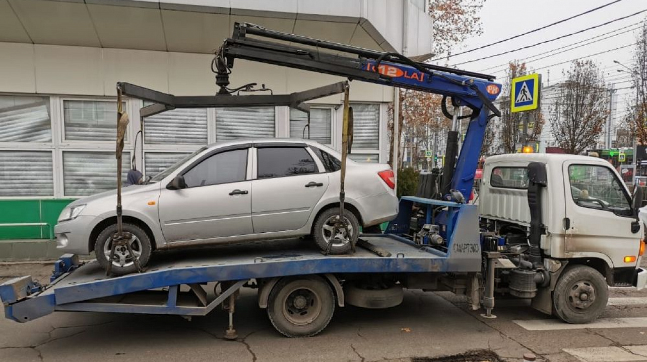 В Краснодаре незаконно припаркованный транспорт вдоль КубГУ отправили на штрафстоянку