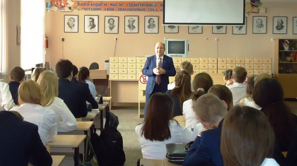 В школе Западного округа состоялась встреча выпускников с депутатом Законодательного собрания Краснодарского края