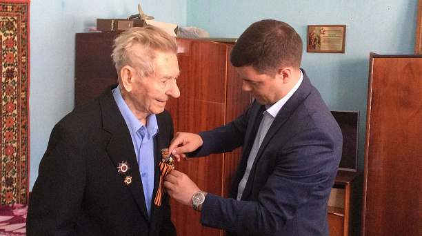 Глава администрации Прикубканского округа Александр Журавлев вручил знак «Почетный гражданин Краснодара» жителю округа Василию Кутнякову