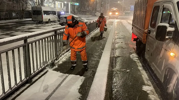 Дороги и тротуары Краснодара очищают от снега и обрабатывают от гололёда