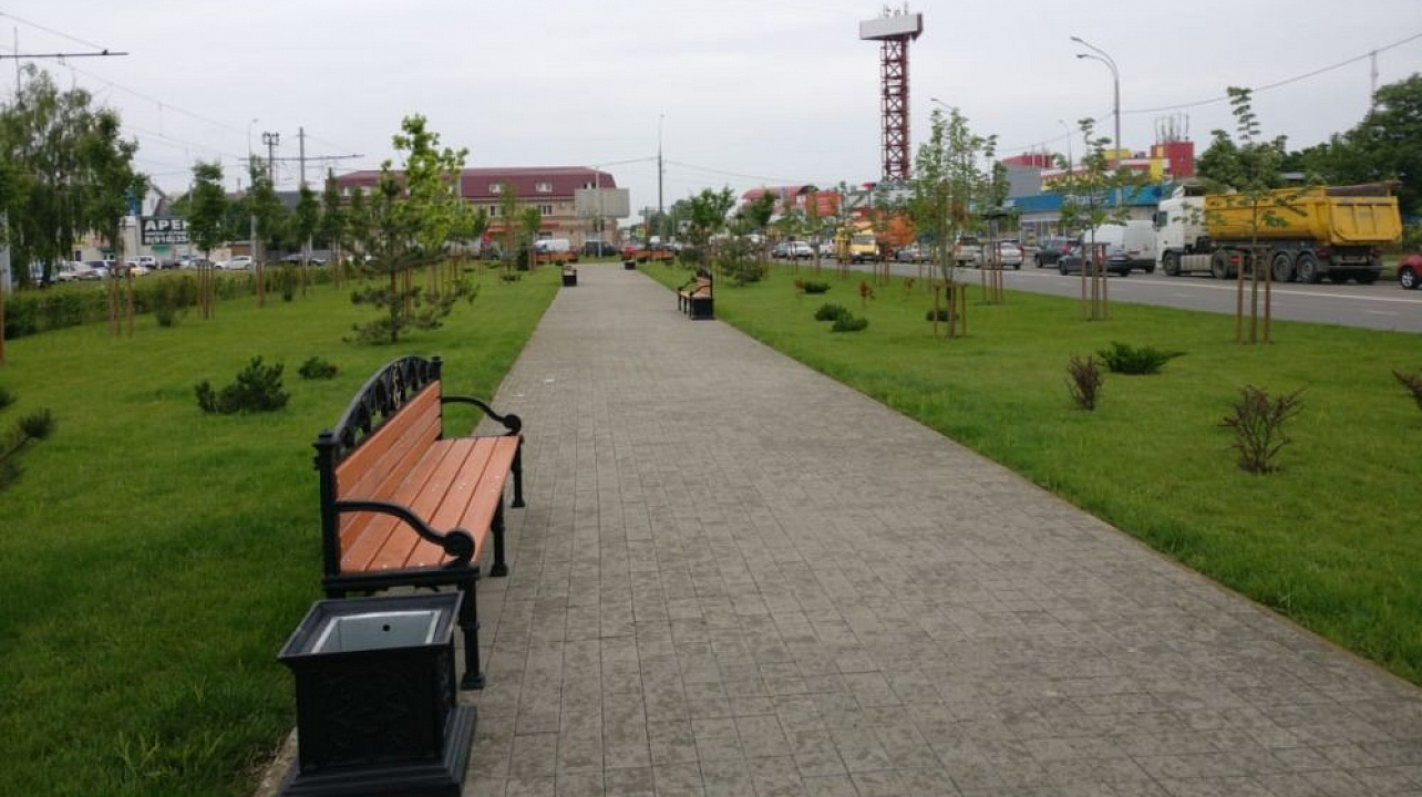 В сквере «Крымском» Краснодара завершили укладку плитки и установили лавочки