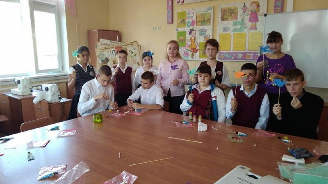 В школе № 21 силами общественного движения «Содружество» создана мастерская декоративно-прикладного искусства и творчества.jpg