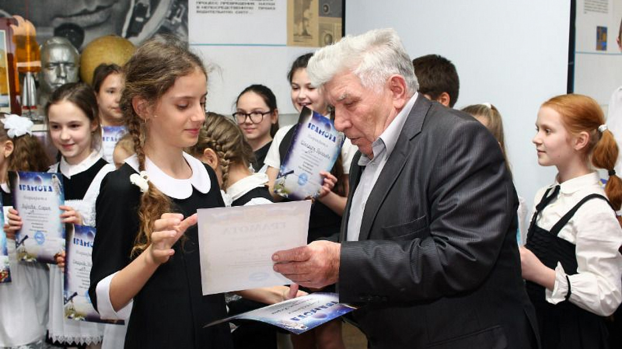 Общественники Краснодара подарили музею космонавтики уникальный фотоальбом.jpg