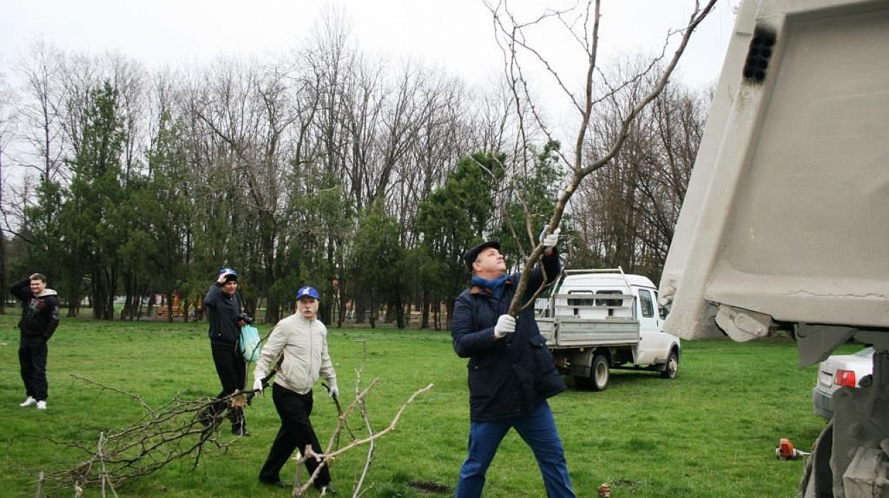 Жители 1 отделения учхоза «Кубань» навели порядок в парке поселка