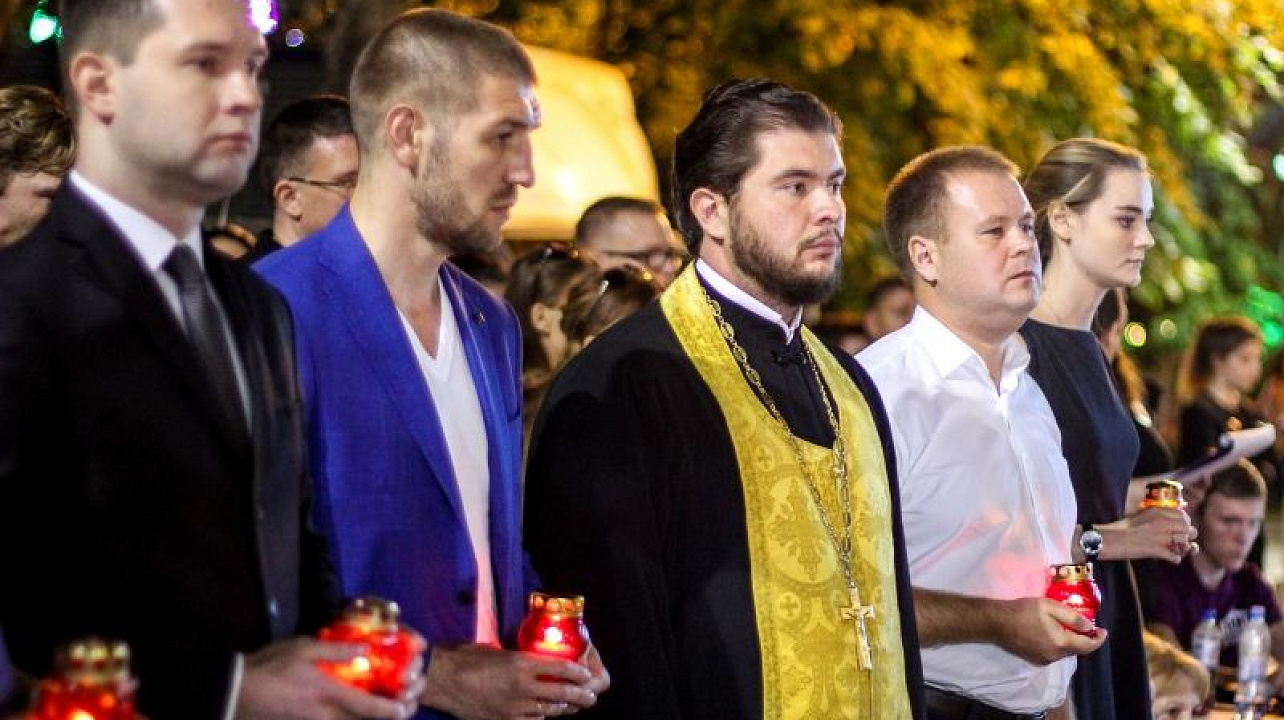 В Краснодаре сотни горожан приняли участие в гражданской акции «Свеча памяти»