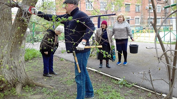 В Центральном округе проходят субботники по месту жительства