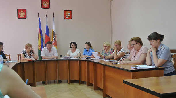Заседание комиссии по делам несовершеннолетних и защите их прав провели в администрации Западного округа