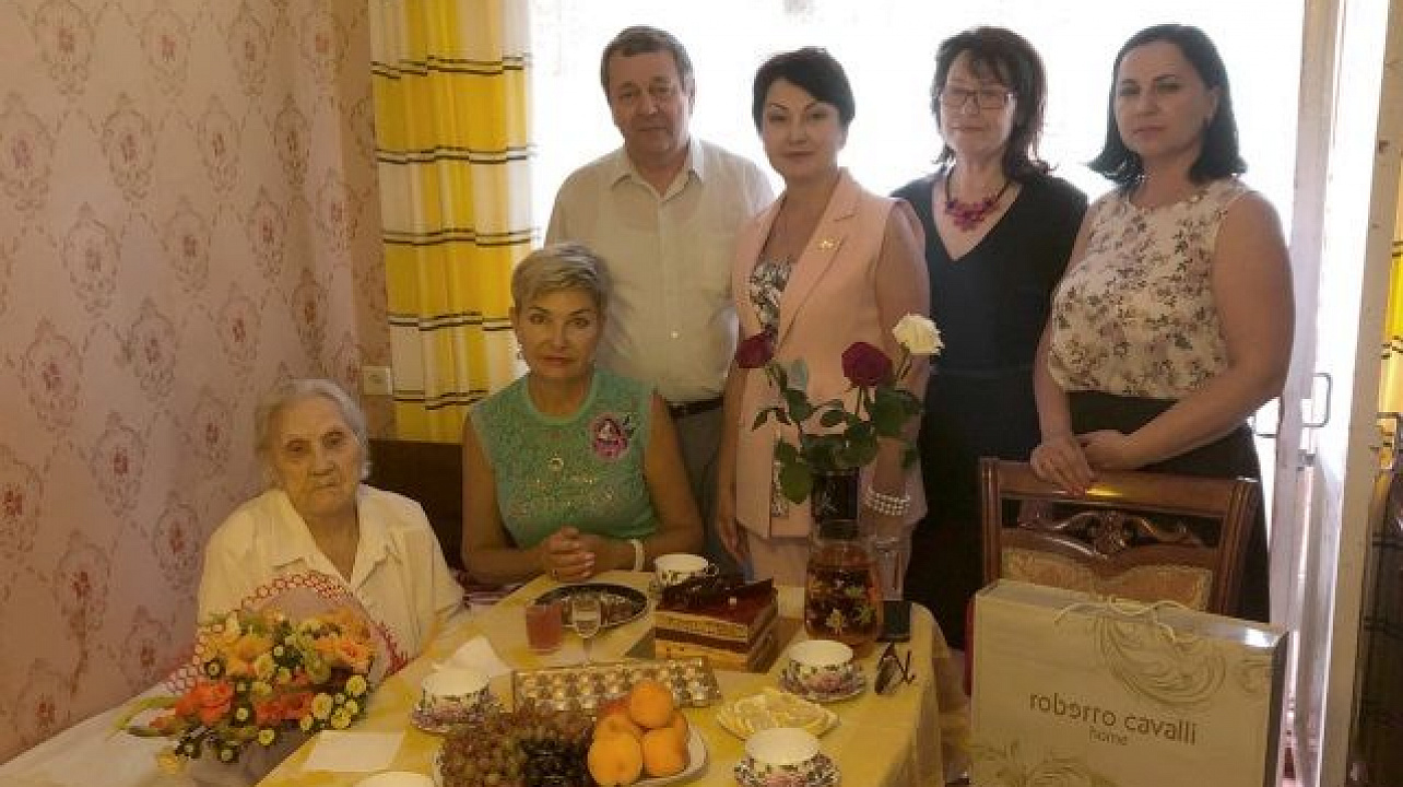 95-летний юбилей отметила жительница Прикубанского округа ветеран труда Нина Каменская