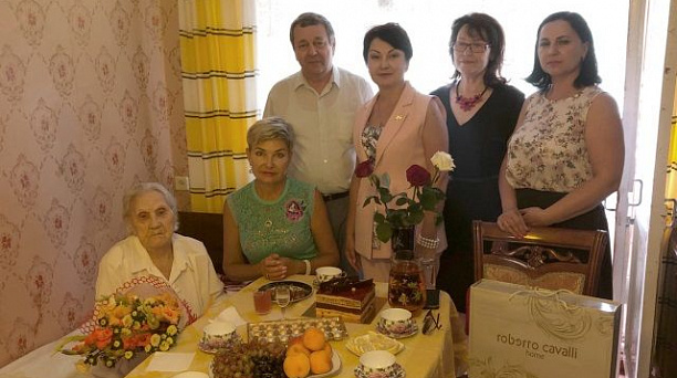 95-летний юбилей отметила жительница Прикубанского округа ветеран труда Нина Каменская