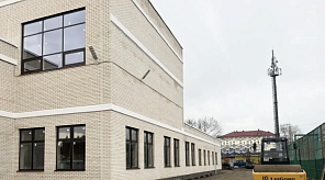 В строящемся здании со спортзалом и пищеблоком на территории школы № 63 Краснодара монтируют внутренние сети